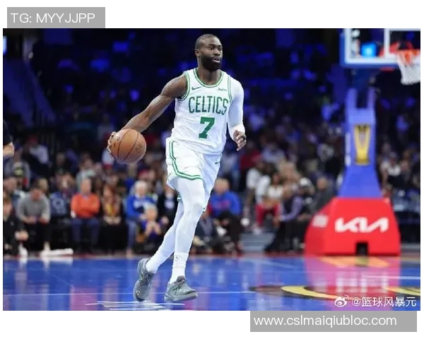 杰伦布朗勇猛冲击篮筐展现强硬风格却意外零罚球引发热议