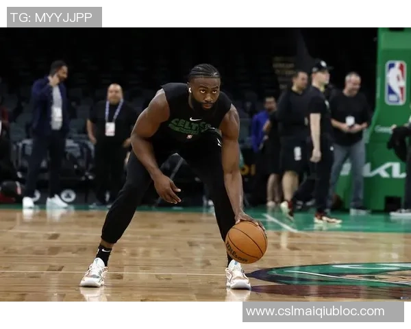 杰伦布朗轻松发挥9投5中贡献15分7篮板4助攻展现全能实力